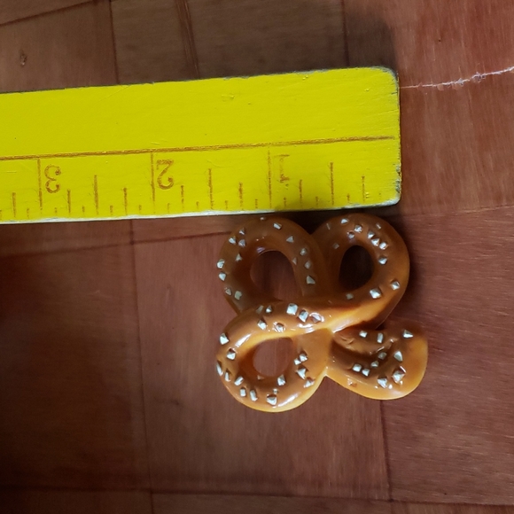 Vintage Hallmark Snack Pretzel Pin - Picture 4 of 5